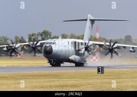 La Luftwaffe tedesca Airbus A400M decolla al RIAT 2023 presso RAF Fairford, Gloucestershire, Regno Unito Foto Stock