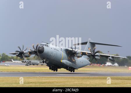 La Luftwaffe tedesca Airbus A400M decolla al RIAT 2023 presso RAF Fairford, Gloucestershire, Regno Unito Foto Stock