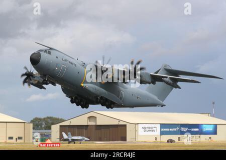 La Luftwaffe tedesca Airbus A400M decolla al RIAT 2023 presso RAF Fairford, Gloucestershire, Regno Unito Foto Stock