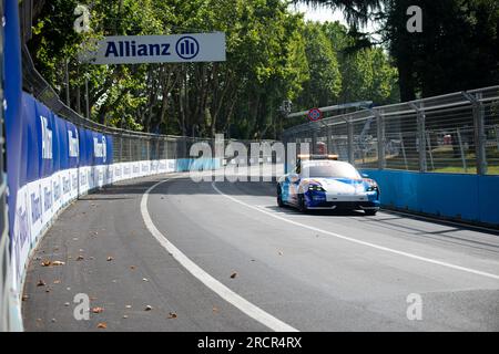 Roma, Italia 16 luglio 2023 – Formula e Hankook Roma e-Prix, safety car FIA che corre su pista. Foto: Fabio Pagani/Alamy Live News Foto Stock