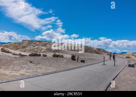 Zabriskie Point è un'iconica vista della Valle della morte e un luogo preferito per ammirare l'alba e il tramonto. Foto Stock