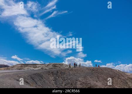 Zabriskie Point è un'iconica vista della Valle della morte e un luogo preferito per ammirare l'alba e il tramonto. Foto Stock