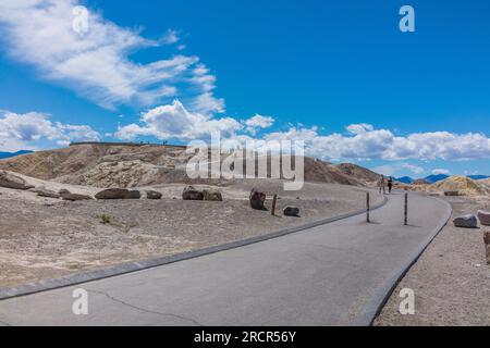 Zabriskie Point è un'iconica vista della Valle della morte e un luogo preferito per ammirare l'alba e il tramonto. Foto Stock