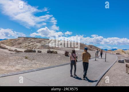 Zabriskie Point è un'iconica vista della Valle della morte e un luogo preferito per ammirare l'alba e il tramonto. Foto Stock