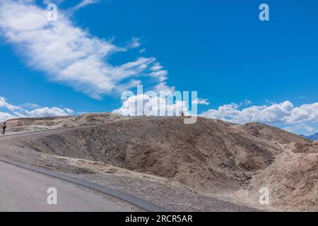 Zabriskie Point è un'iconica vista della Valle della morte e un luogo preferito per ammirare l'alba e il tramonto. Foto Stock