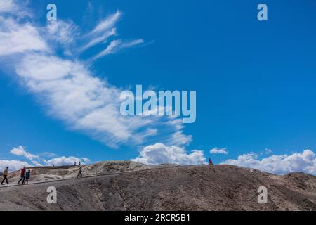 Zabriskie Point è un'iconica vista della Valle della morte e un luogo preferito per ammirare l'alba e il tramonto. Foto Stock