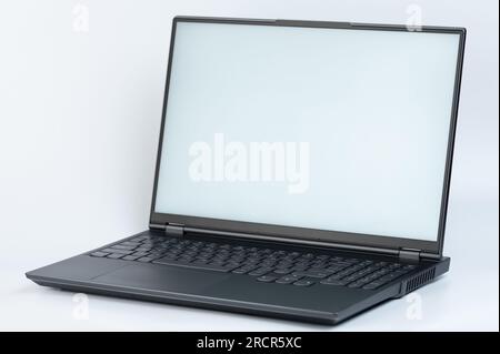 Vista isometrica aperta su un moderno computer portatile, isolata sullo sfondo dello studio Foto Stock