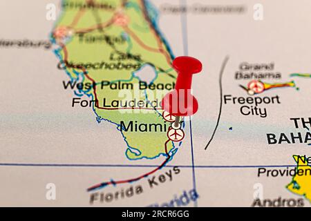 Mappa di Miami. Mappa delle spille di Miami. Primo piano della mappa di Miami con spillo rosso. Mappa con la spilla rossa di Miami a YYY. Florida Foto Stock