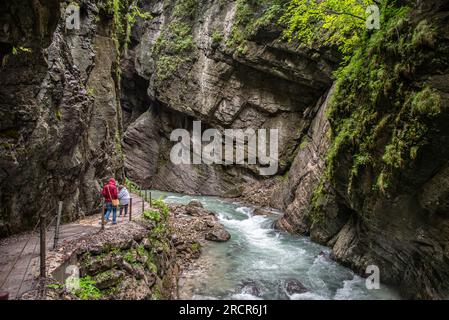 Trekking attraverso la panoramica gola di Partnach vicino a Garmisch-Partenkirchen nelle Alpi Bavaresi, in Germania Foto Stock