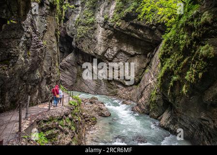 Trekking attraverso la panoramica gola di Partnach vicino a Garmisch-Partenkirchen nelle Alpi Bavaresi, in Germania Foto Stock