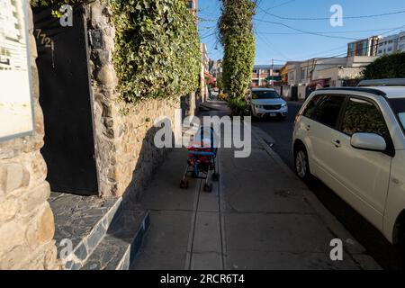 La Paz, la Paz, Bolivia - 12 agosto 2022: Bambino boliviano da solo seduto in una carrozza coperta da una coperta indiana Foto Stock