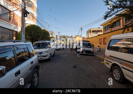 La Paz, la Paz, Bolivia – 12 agosto 2022: Parte meridionale della città strade da una scuola con autobus e persone a metà giornata Foto Stock