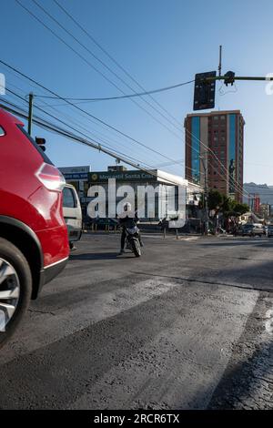 La Paz, la Paz, Bolivia – 12 agosto 2022: Empty Street with a few Cars and a Motorcycle on the Road nel pomeriggio Foto Stock