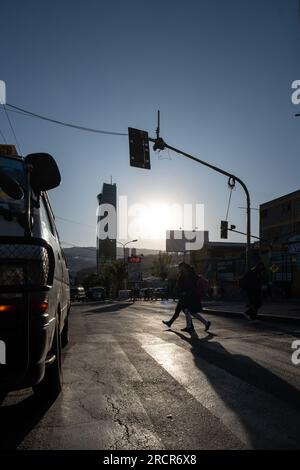 La Paz, la Paz, Bolivia – 12 agosto 2022: Silhouette delle giovani ragazze della scuola indigena che attraversano le strade Foto Stock