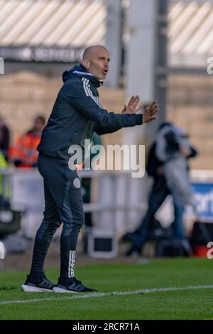 Northampton UK, 15 luglio 2023: Enzo Maresca, il manager del Leicester City che fornisce istruzioni per la linea di contatto alla sua squadra durante la matematica amichevole pre-stagione Foto Stock