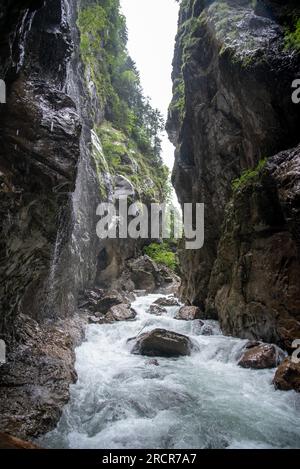 Trekking attraverso la panoramica gola di Partnach vicino a Garmisch-Partenkirchen nelle Alpi Bavaresi, in Germania Foto Stock