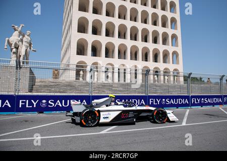 Roma, Italia 16 luglio 2023 – Formula e Hankook Roma e-Prix, sessione di qualificazione. Sam Bird (10) (GBR) Jaguar TCS Racing Team in azione su pista. Foto: Fabio Pagani/Alamy Live News Foto Stock