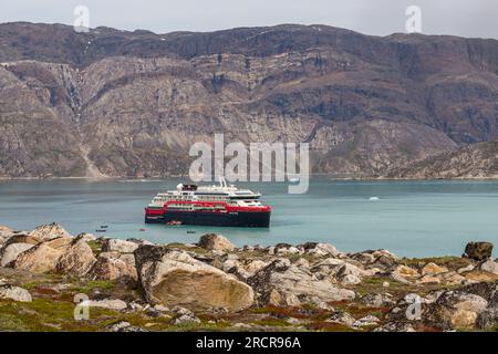 Nave da crociera ibrida Fridtjof Nansen, nave da crociera Hurtigruten MS Fridtjof Nansen a Kvanefjord, Groenlandia a luglio - nave Hurtigruten Foto Stock