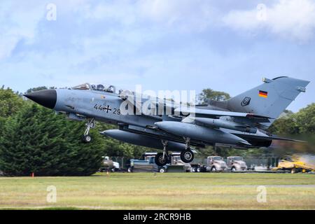 RAF Fairford, Gloucestershire sabato 15 luglio 2023. Panavia Tornado IDS - Taktisches Luftwaffengeschwader 33 - la German Air Force decolla durante il Royal International Air Tattoo presso la RAF Fairford, Gloucestershire sabato 15 luglio 2023. (Foto: Jon Hobley | mi News) crediti: MI News & Sport /Alamy Live News Foto Stock