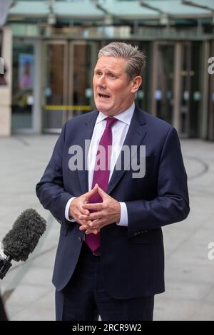 Londra, Inghilterra, Regno Unito. 16 luglio 2023. Il leader del partito laburista KEIR STARMER viene visto fuori dalla BBC Broadcasting House mentre appare domenica con Laura Kuenssberg. (Immagine di credito: © Tayfun salci/ZUMA Press Wire) SOLO USO EDITORIALE! Non per USO commerciale! Foto Stock