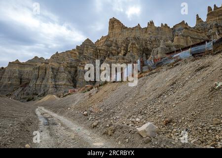 Palca, la Paz, Bolivia - 7 agosto 2022: Baraccopoli e strada di campagna nelle montagne della Valle de Las Animas (Valle degli spiriti) Foto Stock