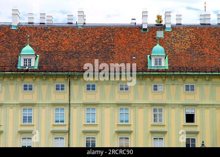 Tetti, finestre di vecchie case e palazzi a Vienna in Austria. Edifici barocchi a Vienna Foto Stock