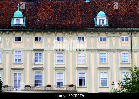 Tetti, finestre di vecchie case e palazzi a Vienna in Austria. Edifici barocchi a Vienna Foto Stock