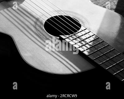 Chitarra classica vintage fotografata in bianco e nero Foto Stock