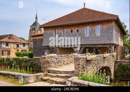 Il ponte Pont Henri IV e una casa tradizionale sul fiume la Laines. Foto Stock