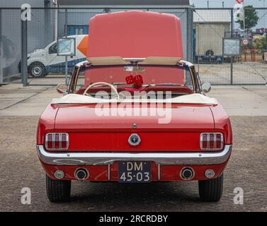 Lelystad, Paesi Bassi, 18.06.2023, Vista posteriore della classica muscle car americana Ford Mustang convertibile dal 1964 al National Oldtimer Day Foto Stock