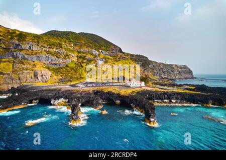 Foto aerea, punto di vista con droni pittoresca natura delle Azzorre, isola vulcanica di Ponta Delgada. Vista sull'Oceano Atlantico e scogliere nelle giornate di sole. Sao Migu Foto Stock