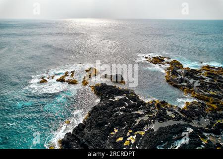 Foto aerea, punto di vista con droni pittoresca natura delle Azzorre, isola vulcanica di Ponta Delgada. Vista sull'Oceano Atlantico e scogliere nelle giornate di sole. Sao Migu Foto Stock