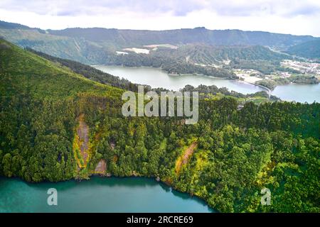 Il pittoresco paradiso aereo di Sete Cidades nelle Azzorre, Sao Miguel. Crateri vulcanici e splendidi laghi. Ponta Delgada, Portogallo. Meraviglie naturali, Foto Stock