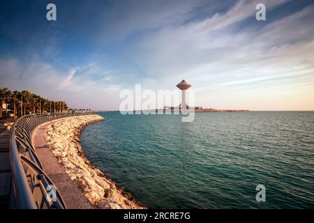 Spettacolare vista dell'alba sul mare di Alkhobar, Arabia Saudita. Città : Khobar, Paese : Arabia Saudita. Foto Stock