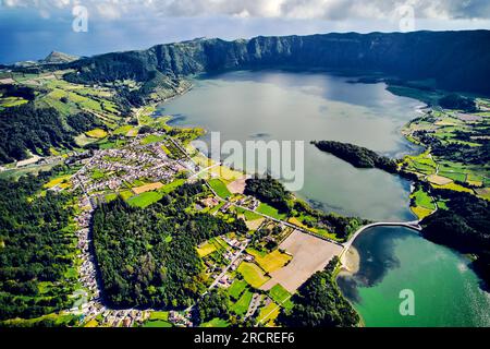 Il pittoresco paradiso aereo di Sete Cidades nelle Azzorre, Sao Miguel. Crateri vulcanici e splendidi laghi. Ponta Delgada, Portogallo. Meraviglie naturali, Foto Stock