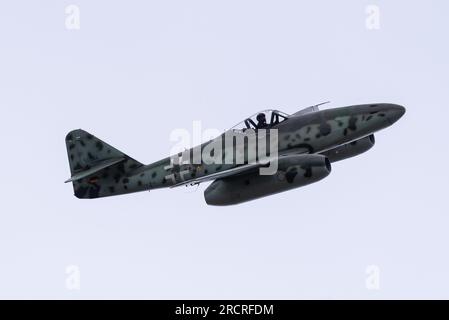 RAF Fairford, Gloucestershire, Regno Unito. 16 luglio 2023. Il Royal International Air Tattoo è uno dei più grandi spettacoli aerei del mondo, ma ha sofferto pesantemente a causa delle condizioni meteorologiche estreme di venerdì e sabato nelle Cotswolds. La domenica dell'evento è andata molto meglio con i caccia a reazione militari, le squadre espositrici e altri partecipanti che si sono portati in cielo. Flugmuseum Messerschmitt Me262 replica del jet Luftwaffe della seconda guerra mondiale, uno spettacolo mai visto sulla Gran Bretagna dal 1945 Foto Stock