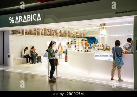 La caffetteria arabica, situata al Terminal 2, parte dell'aeroporto di Hongqiao, Shanghai, Cina. Foto Stock