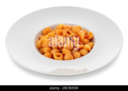 Pasta di maccheroni con salsa di pomodoro rosso in piatto bianco, pasta italiana chiamata pipetta (piccola pipa), isolata Foto Stock