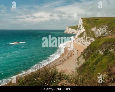 Il South West Coast Footpath attraversa Durdle Door sulla Jurassic Coast vicino a Lulworth nel Dorset, Inghilterra. Foto Stock