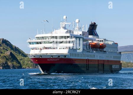 Nave Hurtigruten MS Nordkapp nel Rafstsund tra Vesterålen e Lofoten. Stretto di Raftsundet, Nordland, Norvegia settentrionale, Europa Foto Stock