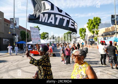 15 luglio 2023, Los Angeles, California, USA: peopleÂ Festival della giustizia in occasione del decimo anniversario di Black Lives Matter a Leimert Park a Los Angeles, California, il 15 luglio 2023. (Immagine di credito: © Clutch Pockets Wambli/ZUMA Press Wire) SOLO PER USO EDITORIALE! Non per USO commerciale! Foto Stock