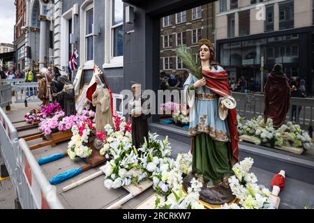 Londra, Regno Unito. 16 luglio 2023. Statue all'esterno della chiesa italiana di San Pietro davanti alla Processione di nostra Signora del Carmelo, a partire dalla chiesa italiana di San Pietro e poi per le strade di Clerkenwell. I carri allegorici riportano raffigurazioni a grandezza naturale di scene bibliche in un festival cattolico romano che si svolge ogni anno dagli anni '1880 nella zona che un tempo era la piccola Italia della capitale. Crediti: Stephen Chung / Alamy Live News Foto Stock