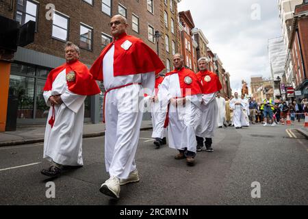 Londra, Regno Unito. 16 luglio 2023. I sacerdoti prendono parte alla Processione di nostra Signora del Carmelo, a partire dalla chiesa italiana di San Pietro e poi per le strade di Clerkenwell. I carri allegorici riportano raffigurazioni a grandezza naturale di scene bibliche in un festival cattolico romano che si svolge ogni anno dagli anni '1880 nella zona che un tempo era la piccola Italia della capitale. Crediti: Stephen Chung / Alamy Live News Foto Stock