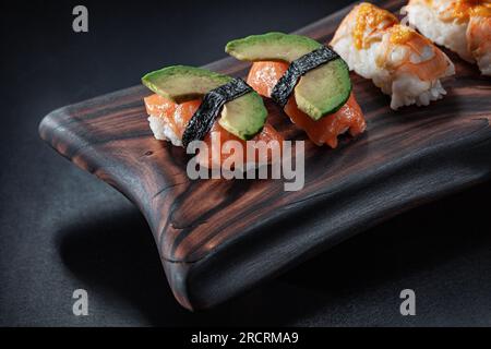 Sushi di salmone ama EBI con avocado e sushi di gamberi Nigiri Foto Stock