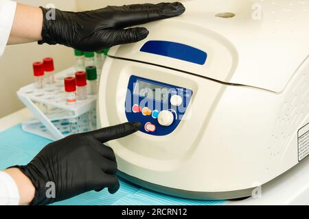 Cosmetlog funziona con la centrifuga da tavolo a bassa velocità. Fase di ottenimento di plasma ricco di piastrine per la terapia PRP e le procedure di plasmolifting Foto Stock