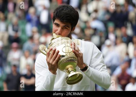 16 luglio 2023; All England Lawn Tennis and Croquet Club, Londra, Inghilterra: Torneo di tennis di Wimbledon; finale di singolare maschile sul campo centrale Novak Djokovic contro Carlos Alcaraz; Carlos Alcaraz solleva il trofeo dei vincitori dopo aver battuto Djokovic in 5 set Foto Stock