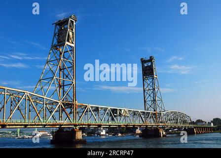 Il Memorial Bridge attraversa il fiume Piscataqua, collegando Portsmouth nel New Hampshire e Kittery nel Maine Foto Stock