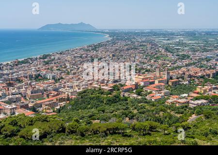 Vista panoramica dal Tempio di Giove Anxur a Terracina, provincia di Latina, Lazio, Italia centrale. Foto Stock