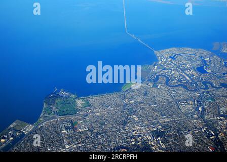 Un punto panoramico dall'alto offre una vista panoramica di San Mateo, della Baia di San Francisco e del Ponte di San Mateo, in California Foto Stock