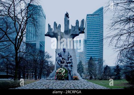 Monumento a Janusz Korczak, Pomnik Janusza Korczaka, Varsavia, Polonia Foto Stock